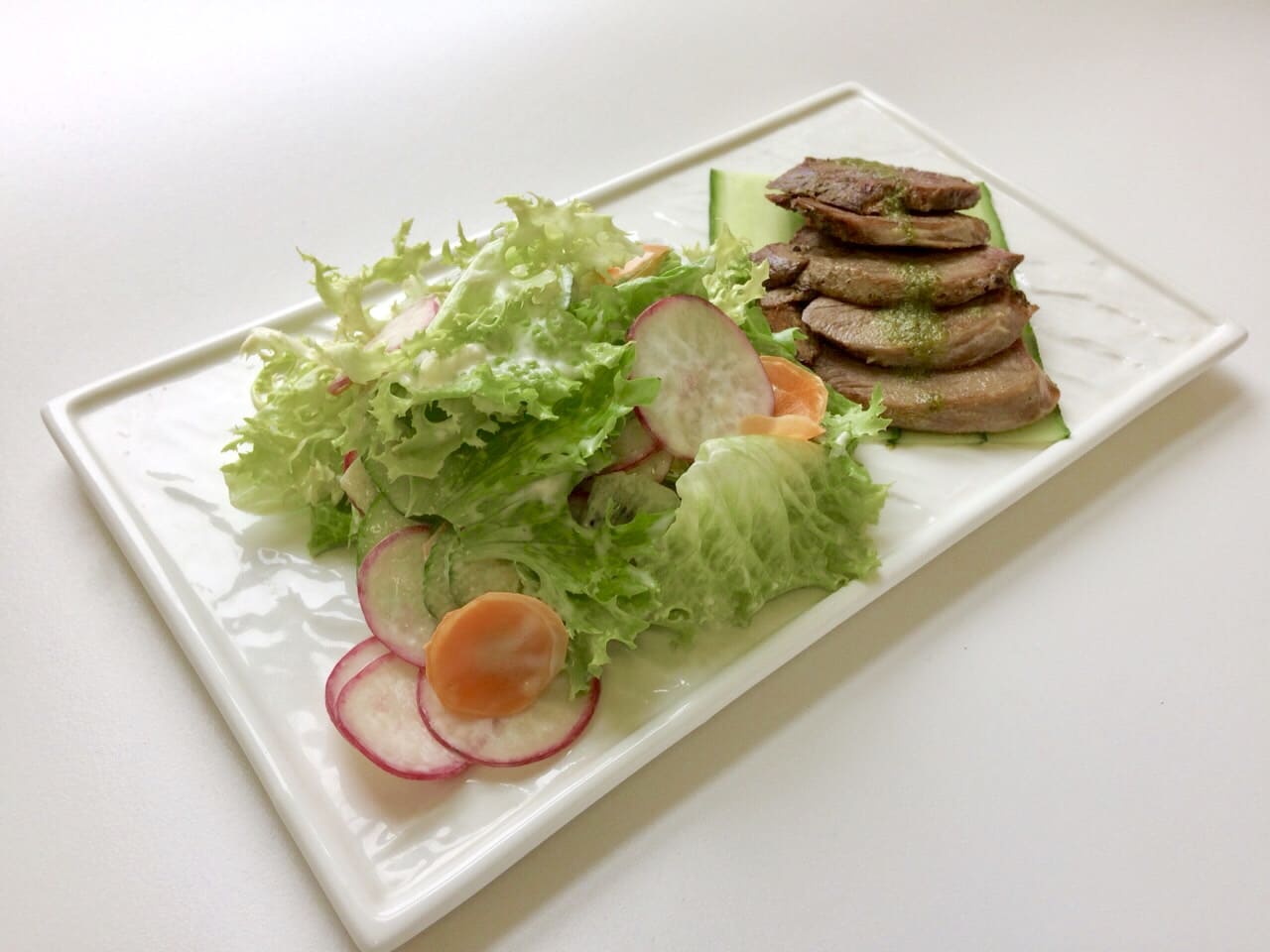 САЛАТ С ИНДЕЙКОЙ И ОВОЩАМИ С ЗАПРАВКОЙ ТЕРИЯКИ