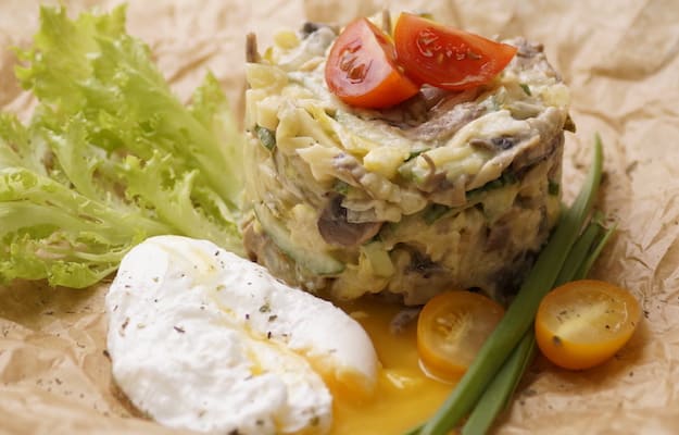 САЛАТ С ЯЗЫКОМ, ГРИБАМИ И ЯЙЦОМ ПАШОТ