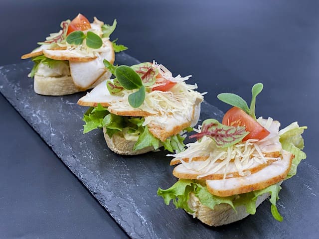 МИНИ БРУСКЕТТА С ЦЫПЛЕНКОМ И СОУСОМ ЦЕЗАРЬ